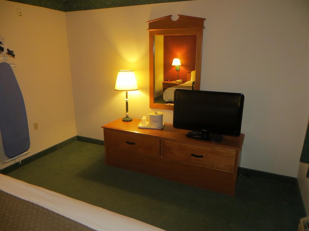 Americinn By Wyndham Manitowoc Room photo