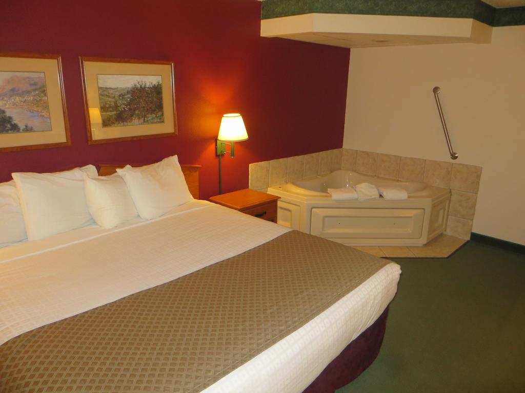 Americinn By Wyndham Manitowoc Room photo